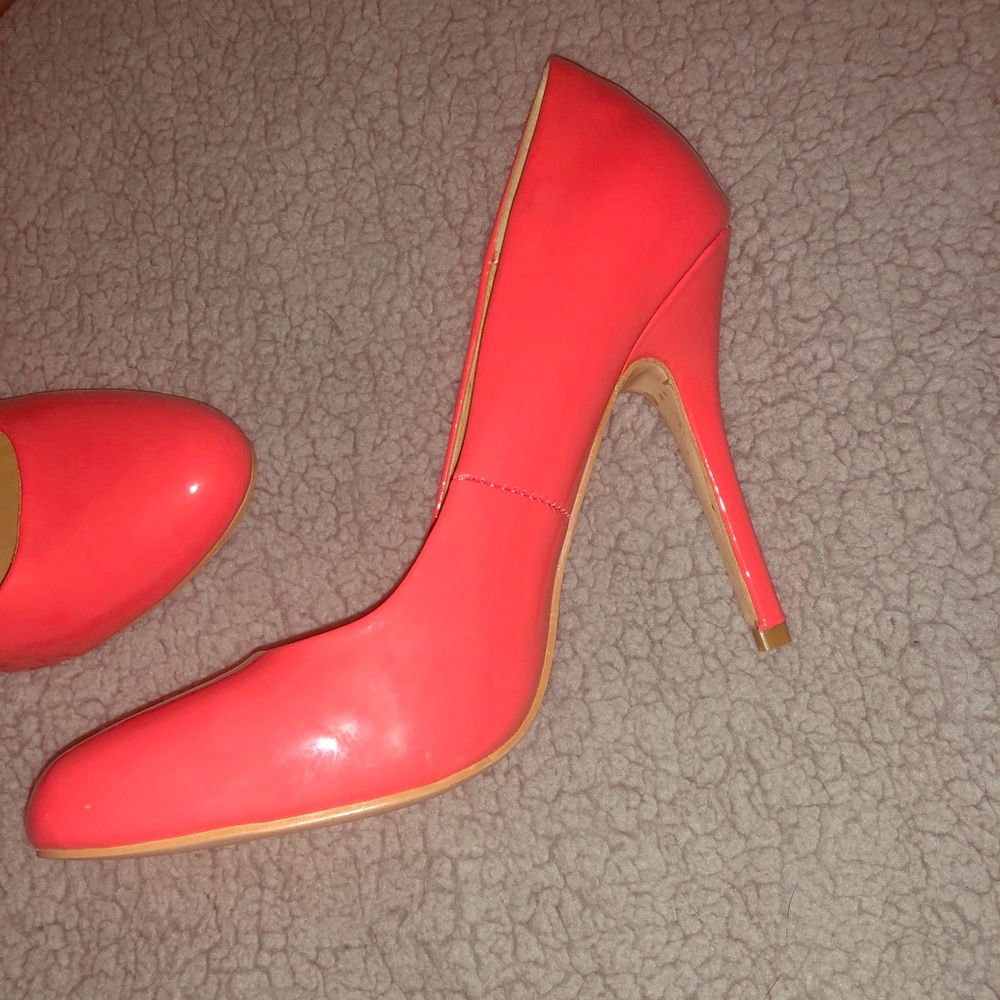 RiverBerry Coral approx 4 inch heels barely worn